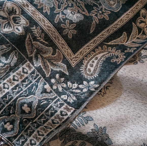 Beautiful Reversable Scarf - Picture 3 of 5